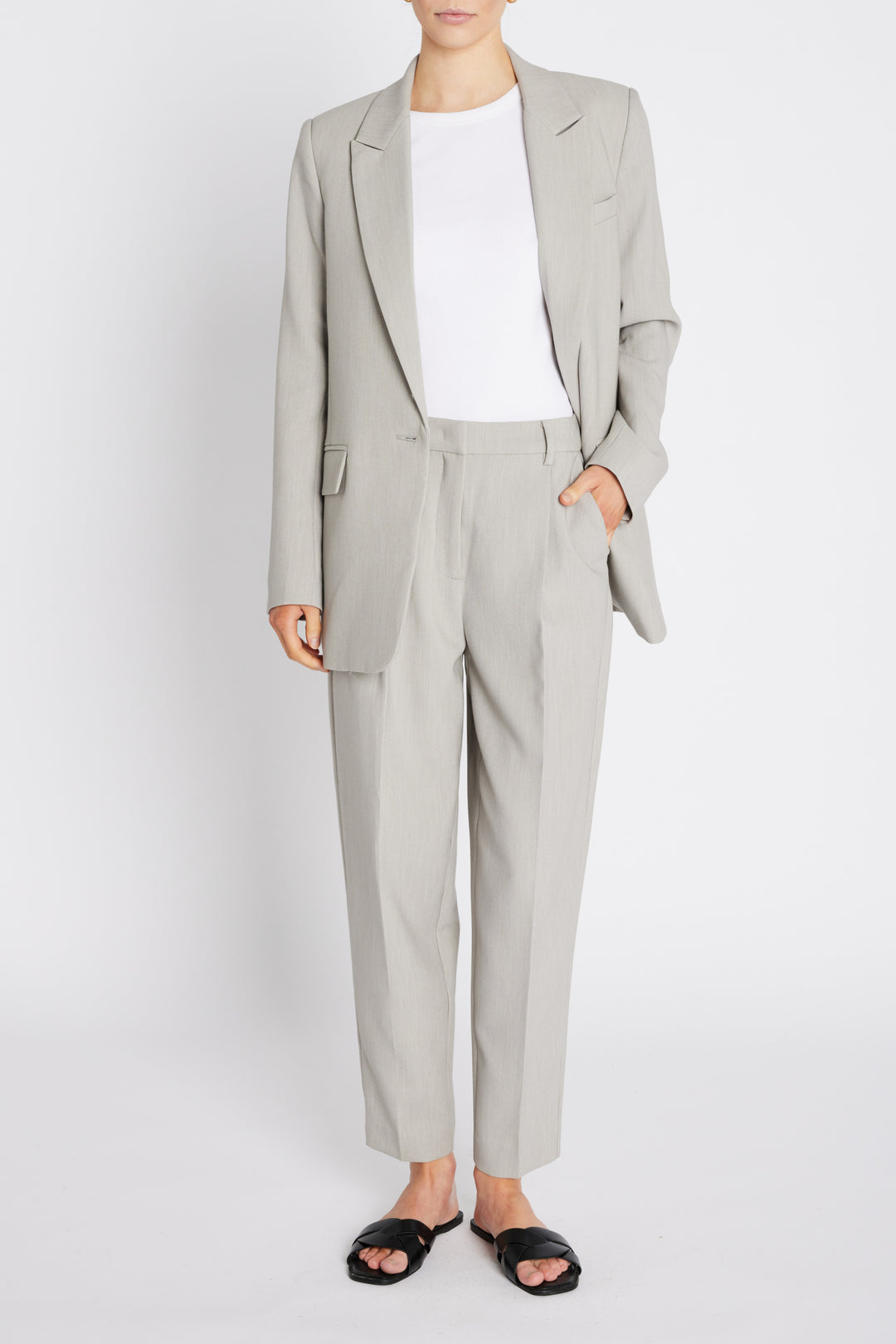 Shirin qiz Teddi Rae birinchi shaxs porno videosida Porno yigitlar kamerada