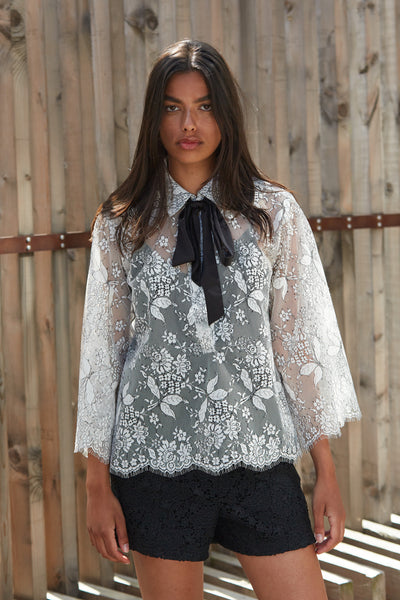 clane FLOWER LACE ARCH LINE BLOUSE② MISS ME YET LACE BLOUSE – AKIRA
